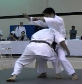 Encercler à l'aide des bras / la ceinture